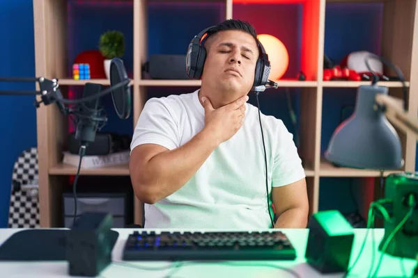 Junger Hispanischer Mann Der Videospiele Spielt Berührt Schmerzhaften Hals Halsschmerzen — Stockfoto