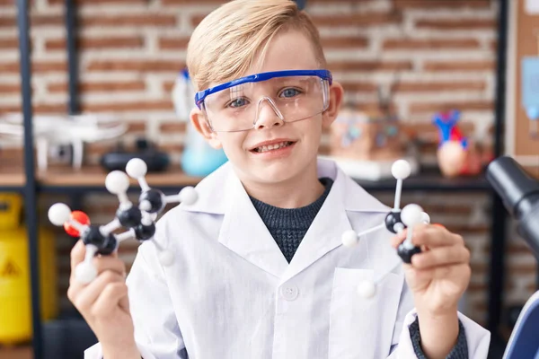 Uroczy Mały Uczeń Uśmiechający Się Pewny Siebie Trzymając Molekułę Klasie — Zdjęcie stockowe