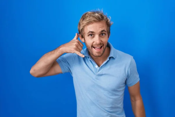 Caucasian Man Standing Blue Background Smiling Doing Phone Gesture Hand — Foto Stock