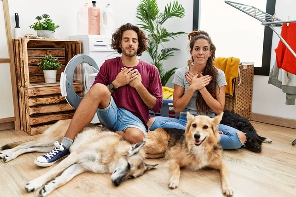 若いヒスパニック系のカップルは 目を閉じて胸に手で笑みを浮かべて犬と洗濯をし 顔に感謝のジェスチャー 健康の概念 — ストック写真