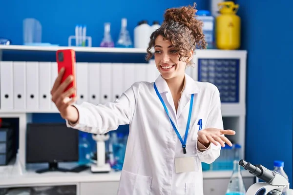 Spaanse Vrouw Met Krullend Haar Werken Wetenschapper Laboratorium Doen Selfie — Stockfoto