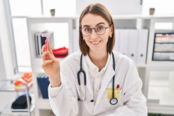 Young Caucasian Doctor Woman Holding Razor Looking Positive Happy Standing — Stock Photo, Image