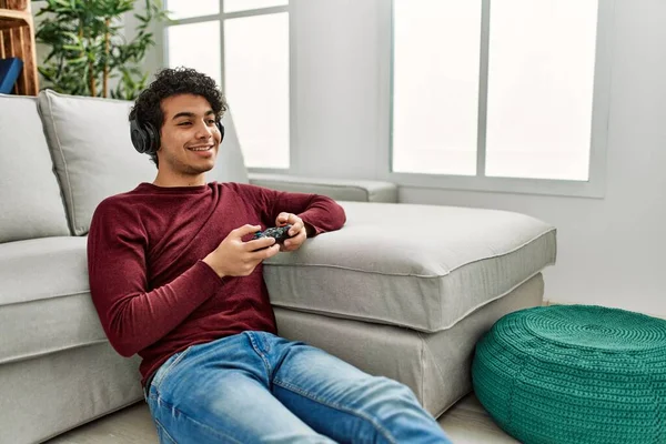 Junger Hispanischer Mann Spielt Videospiel Hause Auf Dem Boden Sitzend — Stockfoto