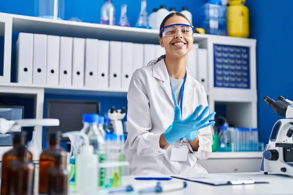 Ung Afrikansk Amerikansk Kvinna Forskare Bär Handskar Laboratoriet — Stockfoto