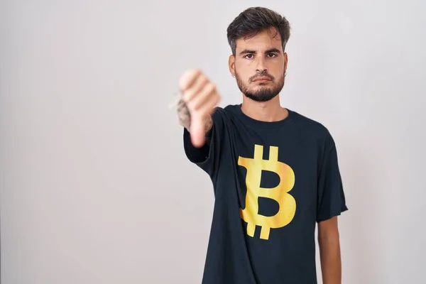 Young Hispanic Man Tattoos Wearing Bitcoin Shirt Looking Unhappy Angry — Foto de Stock