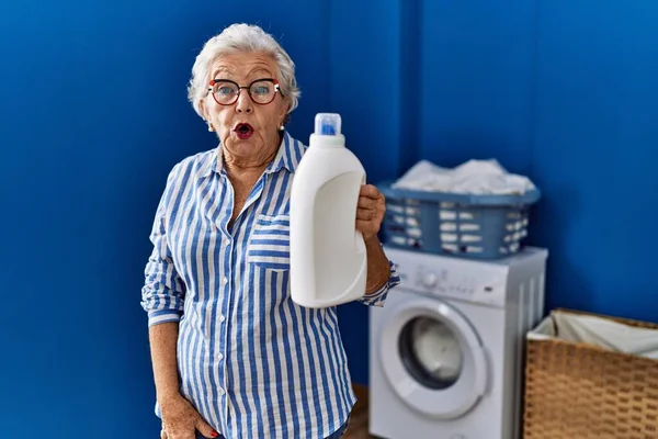 Donna Anziana Con Capelli Grigi Possesso Bottiglia Detergente Spaventato Stupito — Foto Stock