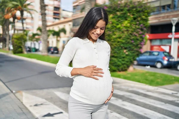 Mujer Latina Joven Embarazada Sonriendo Confiada Tocando Vientre Calle — Foto de Stock