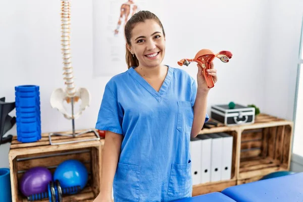 Mujer Hispana Joven Con Uniforme Fisioterapia Sosteniendo Modelo Anatómico Trompas —  Fotos de Stock