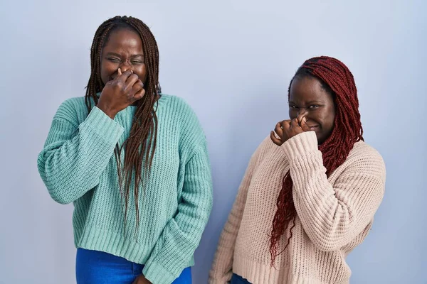 Two African Woman Standing Blue Background Smelling Something Stinky Disgusting — ストック写真