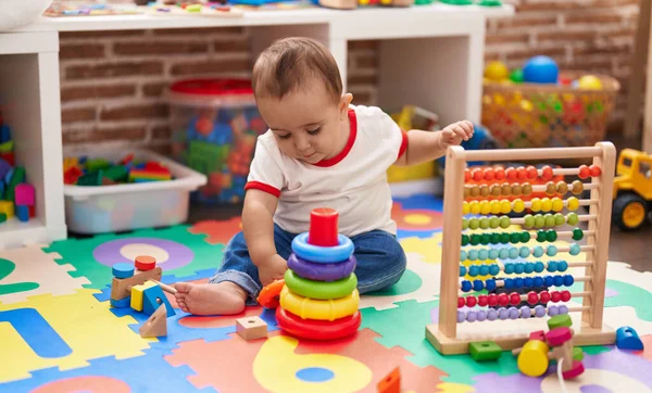 Schattige Spaanse Baby Spelen Met Abacus Hoepels Spel Zittend Vloer — Stockfoto