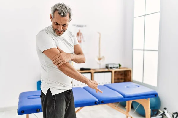 Middelbare Leeftijd Grijs Harige Man Patiënt Lijden Aan Pijn Arm — Stockfoto