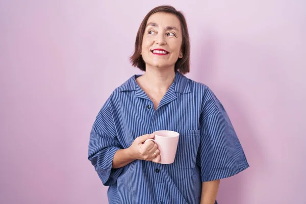 Mulher Hispânica Meia Idade Bebendo Uma Xícara Café Sorrindo Olhando — Fotografia de Stock