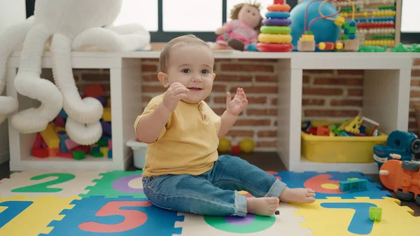 Bedårande Hispanic Baby Ler Säker Sitter Golvet Dagis — Stockfoto