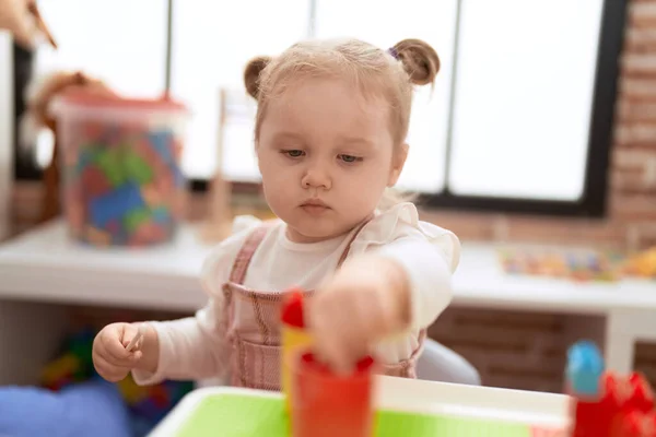 可爱的高加索女孩在幼儿园的桌子上玩耍厨房 — 图库照片