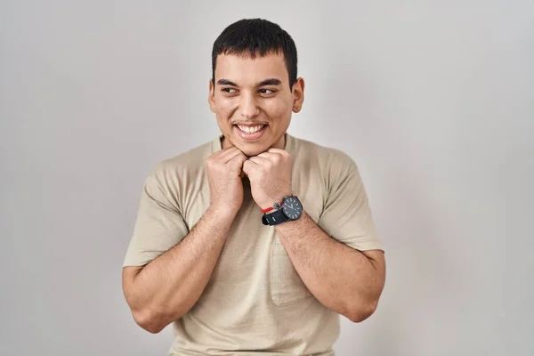 Hombre Árabe Joven Vistiendo Camiseta Casual Riendo Nervioso Emocionado Con —  Fotos de Stock
