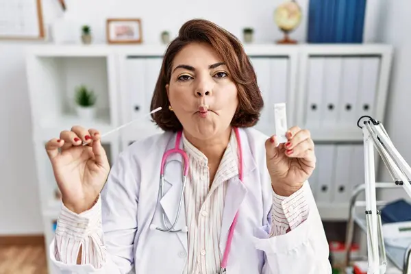 Middle Age Hispanic Doctor Woman Holding Coronavirus Infection Nasal Test — Stock fotografie