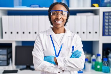 Afrika kökenli Amerikalı kadın bilim adamı üniforması giyiyor.