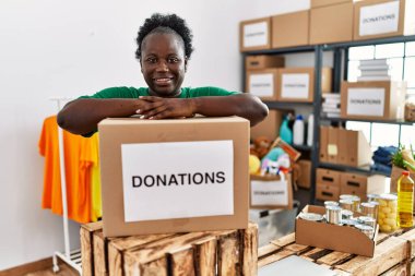 Gönüllü üniforma giyen genç Afrikalı Amerikalı kadın yardım merkezinde sağır işaret dilini kullanarak konuşuyor.