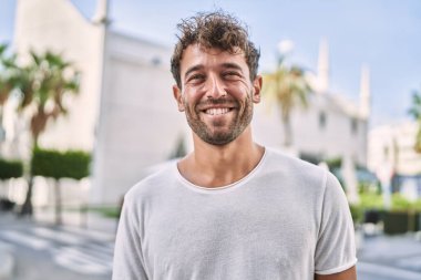 Sokakta yürürken kendine güvenen İspanyol bir adam.