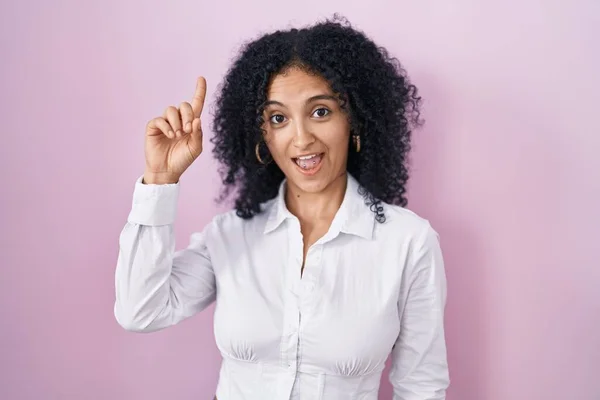 Hispanic Woman Curly Hair Standing Pink Background Pointing Finger Successful — Photo