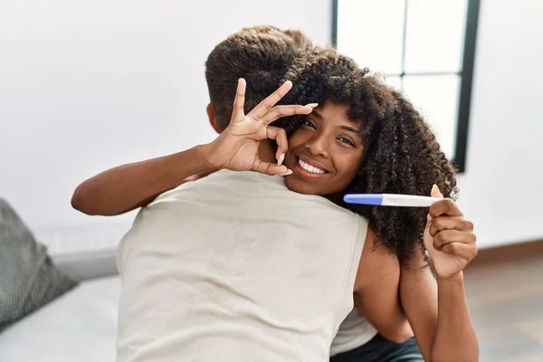 Jong Interraciaal Paar Houden Zwangerschap Test Resultaat Doen Teken Met — Stockfoto