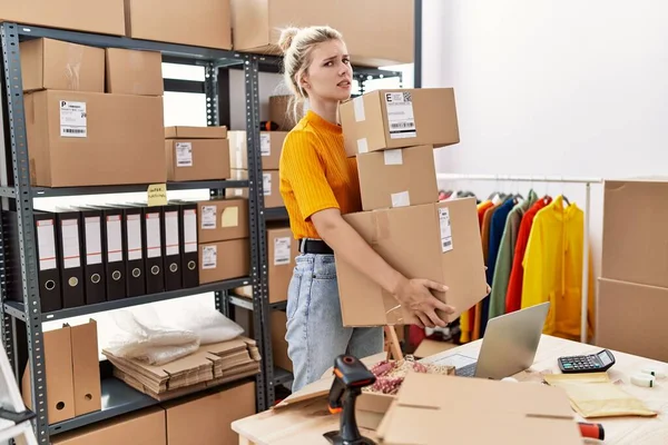 Young Blonde Woman Working Small Business Ecommerce Clueless Confused Expression — Stock Photo, Image