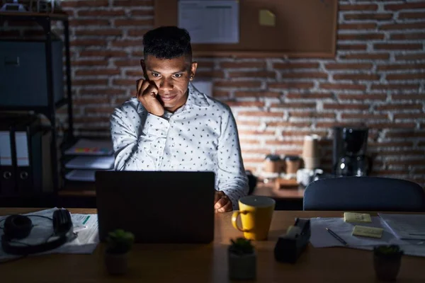 Ein Junger Hispanischer Mann Der Nachts Büro Arbeitet Sieht Gestresst — Stockfoto