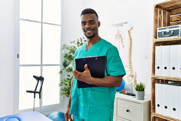 Young African Physiotherapist Man Working Pain Recovery Clinic Looking Positive — Stock Photo, Image