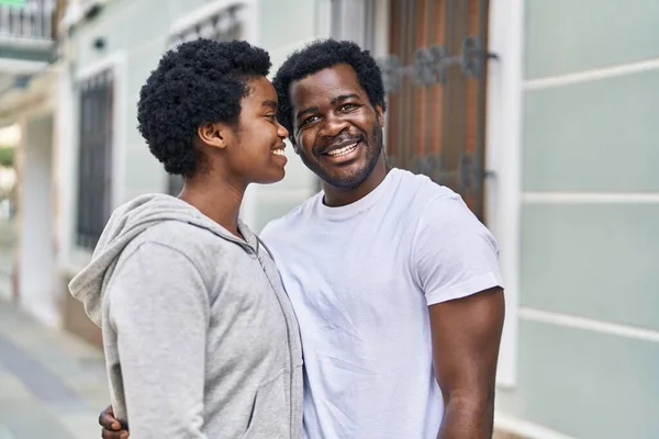 Αφροαμερικανοί Άντρες Και Γυναίκες Χαμογελούν Αυτοπεποίθηση Αγκαλιάζοντας Ένας Τον Άλλον — Φωτογραφία Αρχείου