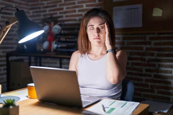 Brunette Woman Working Office Night Hand Head Pain Head Because — Foto Stock