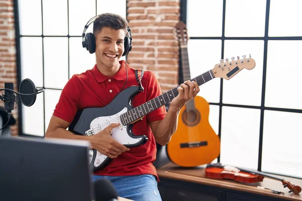 Jovem Músico Hispânico Tocando Guitarra Elétrica Estúdio Música — Fotografia de Stock