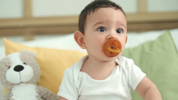 Adorável Hispânico Bebê Chupando Chupeta Sentado Cama Casa — Fotografia de Stock