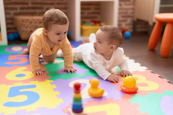 Δύο Νήπια Παίζουν Παιχνίδια Που Κάθονται Στο Πάτωμα Στο Νηπιαγωγείο — Φωτογραφία Αρχείου