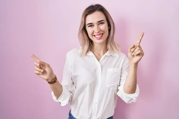 Young Beautiful Woman Standing Pink Background Smiling Confident Pointing Fingers — Fotografia de Stock