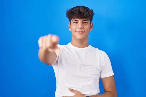 Hispanic Teenager Standing Blue Background Laughing You Pointing Finger Camera —  Fotos de Stock