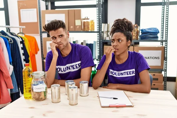 Los Jóvenes Interracial Que Usan Camisetas Voluntarias Las Donaciones Ven —  Fotos de Stock