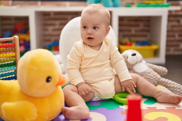 Förtjusande Kaukasiska Baby Leker Med Tunnband Leksak Sitter Golvet Dagis — Stockfoto