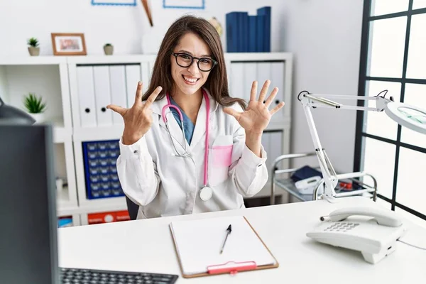 Ung Läkare Kvinna Bär Läkare Uniform Och Stetoskop Kliniken Visar — Stockfoto