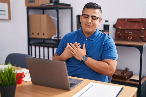 Joven Hispano Trabajando Oficina Con Laptop Sonriendo Con Las Manos — Foto de Stock