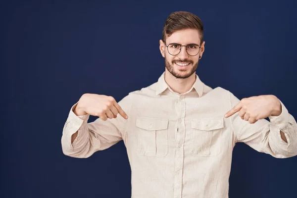 Hispanic Man Beard Standing Blue Background Looking Confident Smile Face — Stockfoto