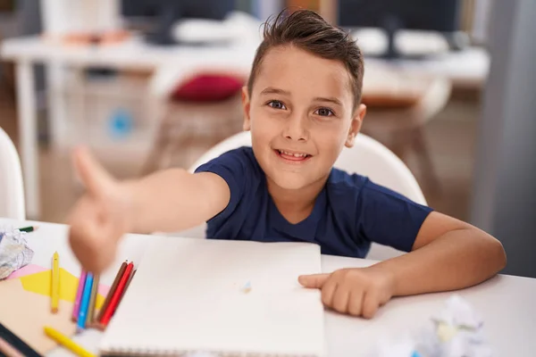 可敬的 可敬的他惊慌失措的孩子 带着自信的微笑 在教室里用手指做着一个好的手势 — 图库照片