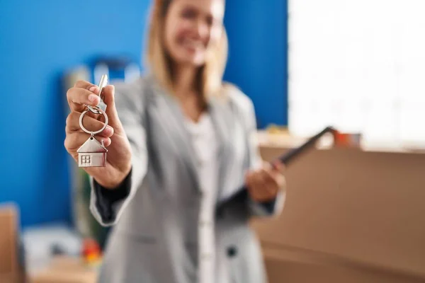 Young Hispanic Woman Real State Agent Holding Keys New Home — Foto Stock