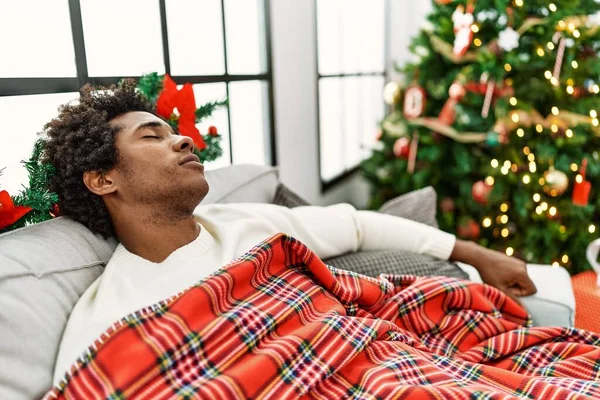 Joven Afroamericano Durmiendo Acostado Sofá Por Árbol Navidad Casa —  Fotos de Stock