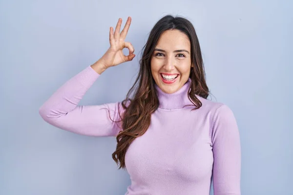 Young Brunette Woman Standing Blue Background Smiling Positive Doing Sign — Fotografia de Stock