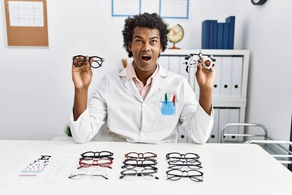 African Optician Man Curly Hair Holding Optometry Glasses Regular Glasses — Fotografia de Stock