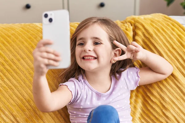 Adorable Chica Hispana Hacer Selfie Por Teléfono Inteligente Sentado Sofá — Foto de Stock