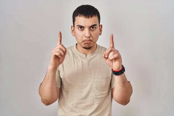 Ung Arabisk Man Bär Casual Skjorta Pekar Upp Ser Ledsen — Stockfoto