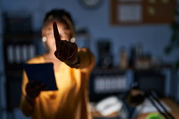 Африканская Американка Косичками Работающая Офисе Ночам Табличкой Указывающей Пальцем Вверх — стоковое фото