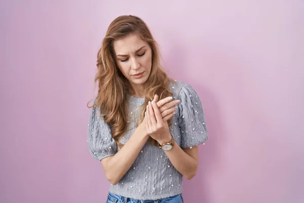 Beautiful Blonde Woman Standing Pink Background Suffering Pain Hands Fingers — Stockfoto