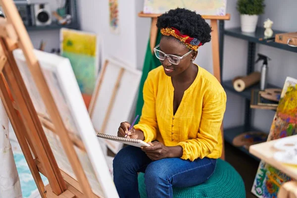 Молодая Африканская Художница Американка Улыбается Уверенно Рисуя Художественной Студии — стоковое фото